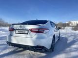 Toyota Camry 2021 года за 14 100 000 тг. в Уральск – фото 2