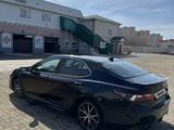 Toyota Camry 2023 года за 11 500 000 тг. в Актобе – фото 2