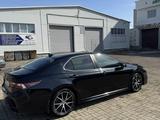 Toyota Camry 2023 года за 11 500 000 тг. в Актобе – фото 4