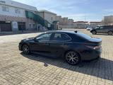 Toyota Camry 2023 года за 11 500 000 тг. в Актобе – фото 3