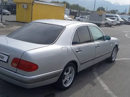 Mercedes-Benz E 230 1996 года за 2 900 000 тг. в Алматы – фото 4