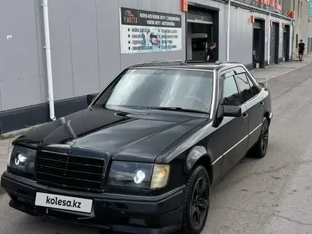 Mercedes-Benz E 220 1993 года за 2 600 000 тг. в Караганда