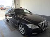 Mercedes-Benz S 550 2006 года за 5 000 000 тг. в Атырау – фото 2