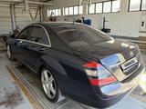 Mercedes-Benz S 550 2006 года за 5 000 000 тг. в Атырау – фото 4