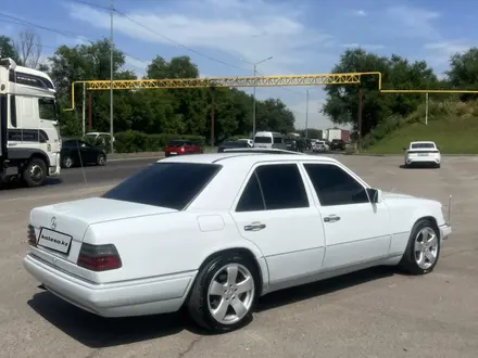 Mercedes-Benz E 220 1993 года за 3 600 000 тг. в Алматы – фото 24