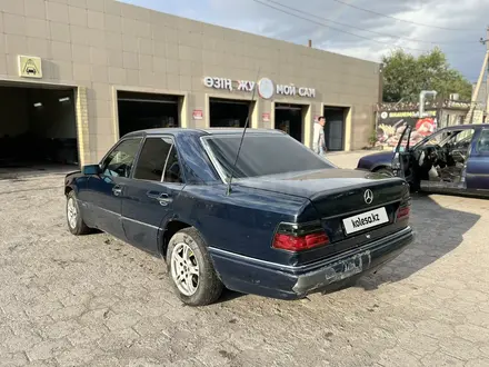 Mercedes-Benz E 230 1990 года за 1 150 000 тг. в Караганда – фото 3