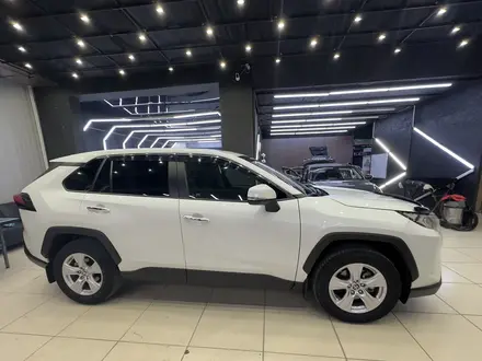 Toyota RAV4 2021 года за 15 900 000 тг. в Атырау – фото 3