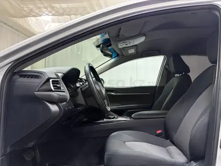 Toyota Camry 2018 года за 10 300 000 тг. в Алматы – фото 12