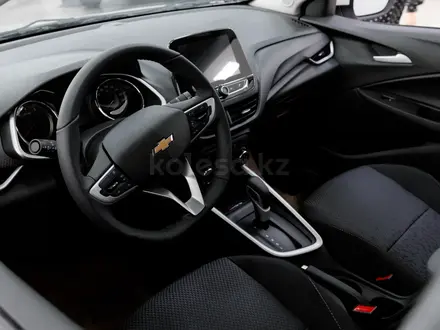 Chevrolet Onix Premier 2 2026 года за 7 990 000 тг. в Петропавловск – фото 4