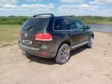Volkswagen Touareg 2006 года за 3 000 000 тг. в Астана – фото 2
