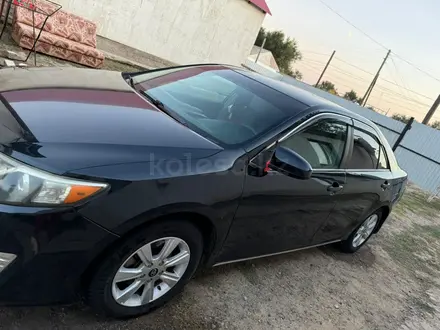 Toyota Camry 2014 года за 6 350 000 тг. в Уральск – фото 2