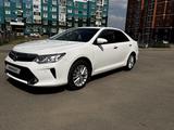 Toyota Camry 2015 года за 10 500 000 тг. в Актобе – фото 3