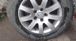 Резину с дисками на Фольксваген бусик подходят на Мерседес за 120 000 тг. в Экибастуз