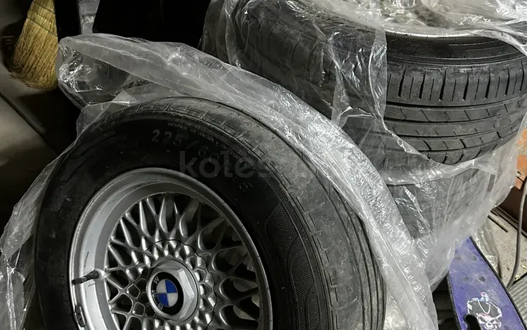 Диски с летней резиной на BMW, 225, 60, 15 за 110 000 тг. в Есик