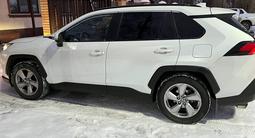 Toyota RAV4 2021 годаүшін16 500 000 тг. в Актобе – фото 2