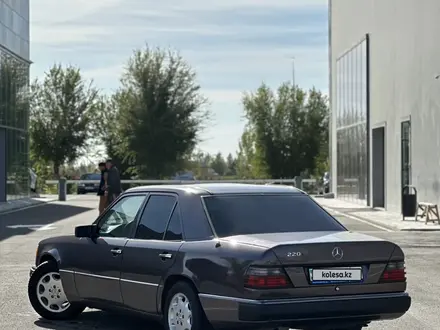 Mercedes-Benz E 220 1993 года за 1 850 000 тг. в Туркестан – фото 2