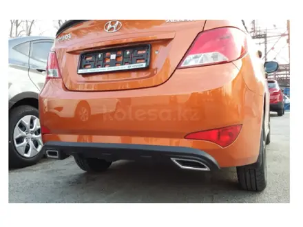 Бампер задний оранжевого цвета Hyundai Accent 14-17 за 32 000 тг. в Алматы
