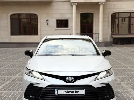 Toyota Camry 2021 года за 15 500 000 тг. в Алматы – фото 2