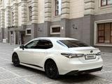 Toyota Camry 2021 года за 15 500 000 тг. в Алматы – фото 4