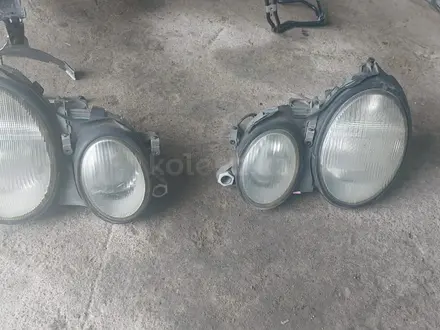 Фары авто машины мерс w208 208 за 50 000 тг. в Алматы