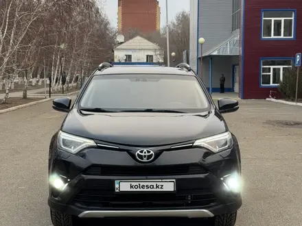 Toyota RAV4 2019 года за 12 500 000 тг. в Уральск – фото 2