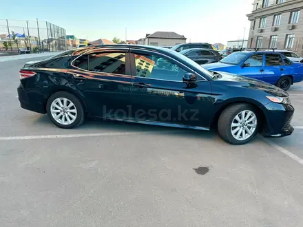 Toyota Camry 2020 года за 13 300 000 тг. в Атырау – фото 3