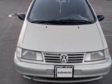 Volkswagen Sharan 1996 годаүшін1 900 000 тг. в Тараз