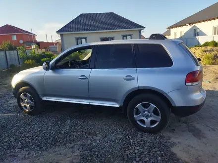 Volkswagen Touareg 2006 года за 4 000 000 тг. в Атырау – фото 3