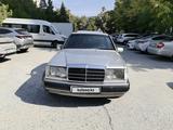 Mercedes-Benz E 220 1993 года за 2 100 000 тг. в Шымкент – фото 2