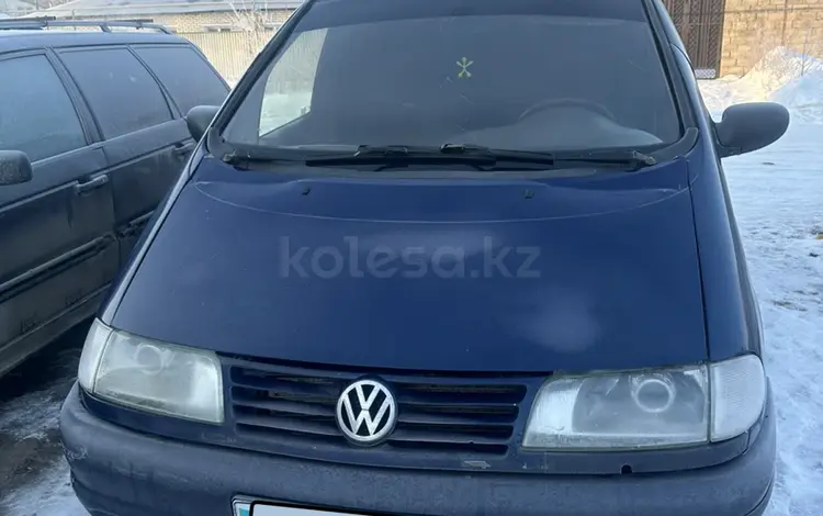 Volkswagen Sharan 1997 годаүшін2 000 000 тг. в Уральск