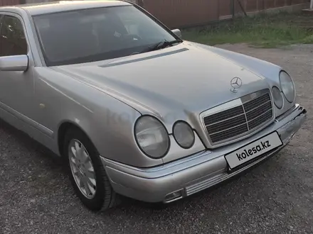 Mercedes-Benz E 200 1999 годаүшін2 380 000 тг. в Алматы – фото 2