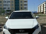 Hyundai Accent 2021 года за 7 450 000 тг. в Караганда – фото 2