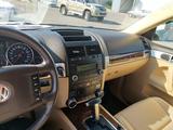 Volkswagen Touareg 2007 года за 6 500 000 тг. в Актау – фото 4