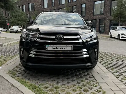 Toyota Highlander 2019 года за 15 000 000 тг. в Алматы