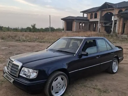 Mercedes-Benz E 220 1990 года за 1 900 000 тг. в Алматы – фото 2