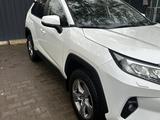 Toyota RAV4 2022 года за 19 000 000 тг. в Уральск