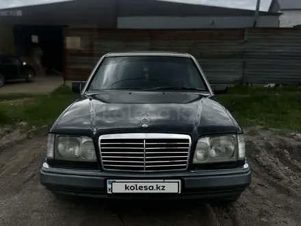 Mercedes-Benz E 320 1994 года за 1 750 000 тг. в Астана