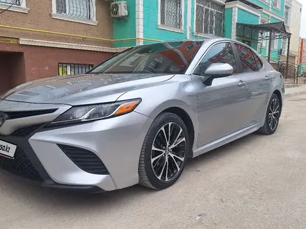 Toyota Camry 2018 года за 9 000 000 тг. в Актау – фото 2