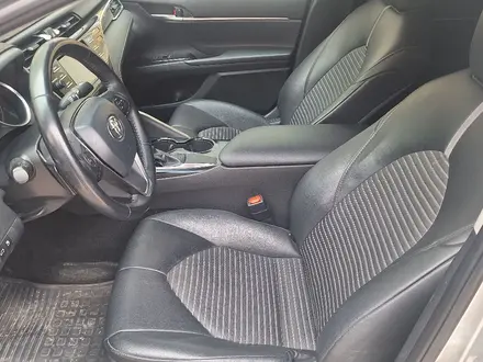 Toyota Camry 2018 года за 9 000 000 тг. в Актау – фото 6