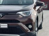 Toyota RAV4 2018 года за 13 000 000 тг. в Атырау
