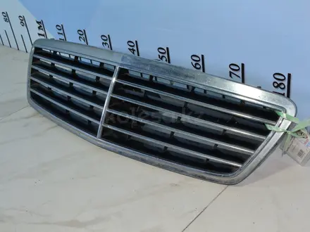 Решетка радиатора Mercedes Benz W203 за 30 000 тг. в Тараз – фото 2