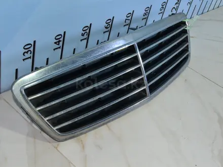 Решетка радиатора Mercedes Benz W203 за 30 000 тг. в Тараз – фото 3