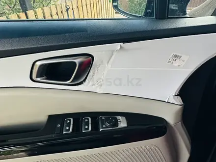 Kia Carnival 2023 года за 18 400 000 тг. в Алматы – фото 16