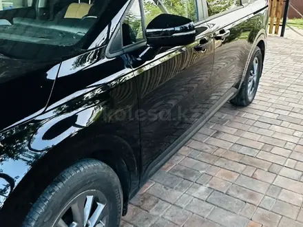 Kia Carnival 2023 года за 18 400 000 тг. в Алматы – фото 18