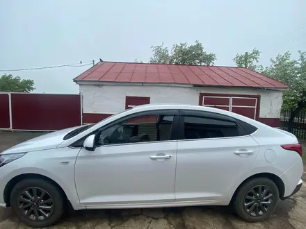 Hyundai Accent 2022 года за 8 600 000 тг. в Кокшетау – фото 2