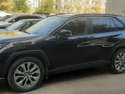 Toyota RAV4 2021 года за 18 050 000 тг. в Семей – фото 3