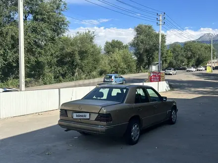 Mercedes-Benz E 200 1989 года за 600 000 тг. в Алматы – фото 2