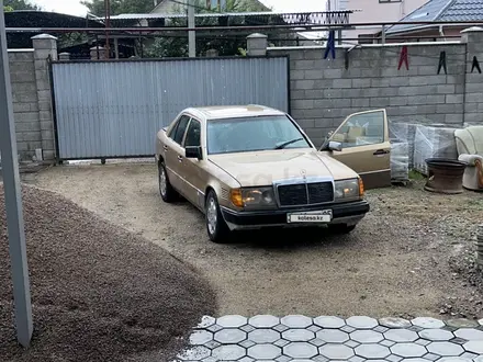 Mercedes-Benz E 200 1989 года за 600 000 тг. в Алматы