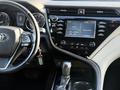 Toyota Camry 2018 года за 8 000 000 тг. в Актобе – фото 12
