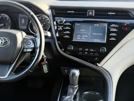 Toyota Camry 2018 года за 8 000 000 тг. в Актобе – фото 12